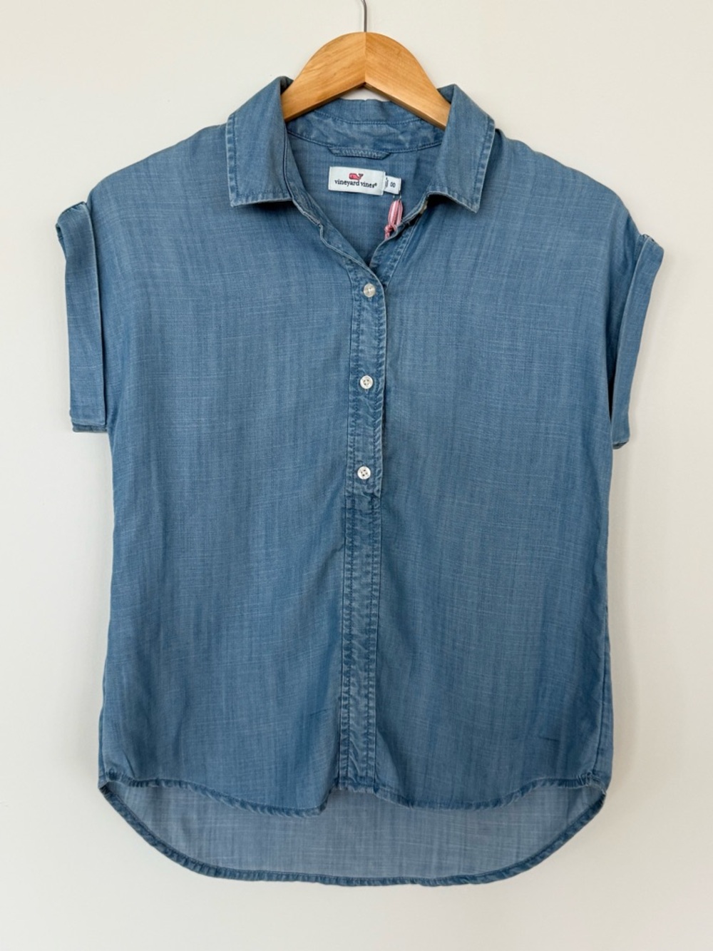 Vineyard Vines Denim Blue Short Sleeve Shirt with cuffed sleeves NWT, Size 00